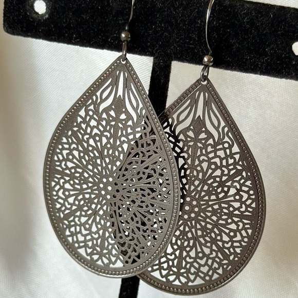 Sophisticated Dark Gunmetal Filigree Teardrop Dangle Earrings - Picture 10 of 10